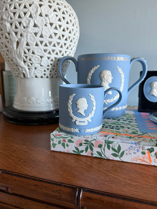 Wedgwood Jasperware Queen Elizabeth II 40th Anniversary Mug